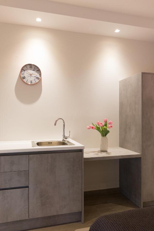 12 Reasons Why Metaxourgeio Aparthotel Athén Kültér fotó